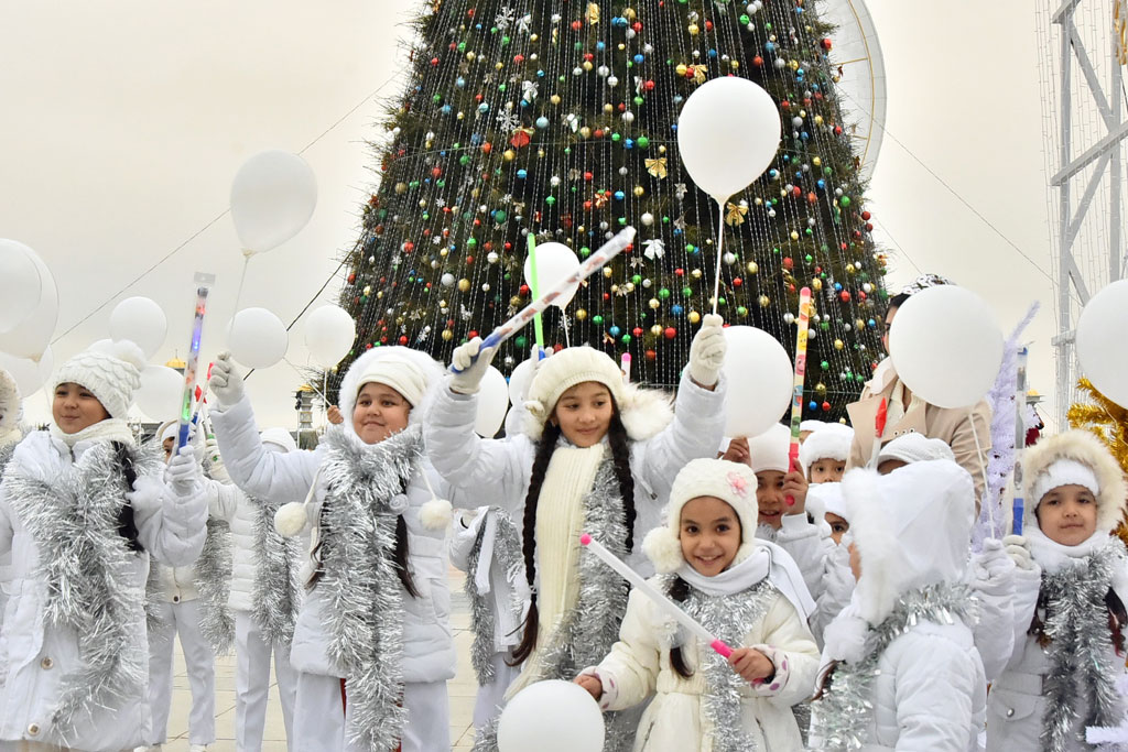 The main New Year Tree puts light on Älem Cultural and Entertainment Centre square 