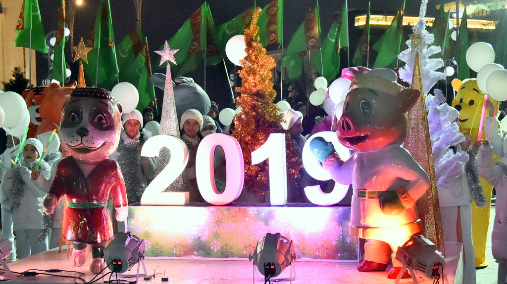 The main New Year Tree puts light on Älem Cultural and Entertainment Centre square 