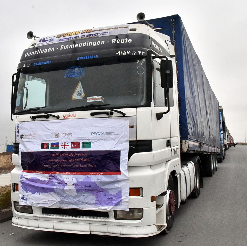 Автокараван с афганскими товарами следует по туркменскому участку коридора «Лазурит» 