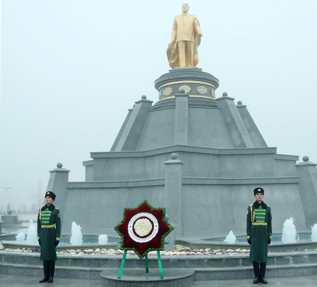 President Gurbanguly Berdimuhamedov Lays Flowers to S.A.Niyazov Monument 