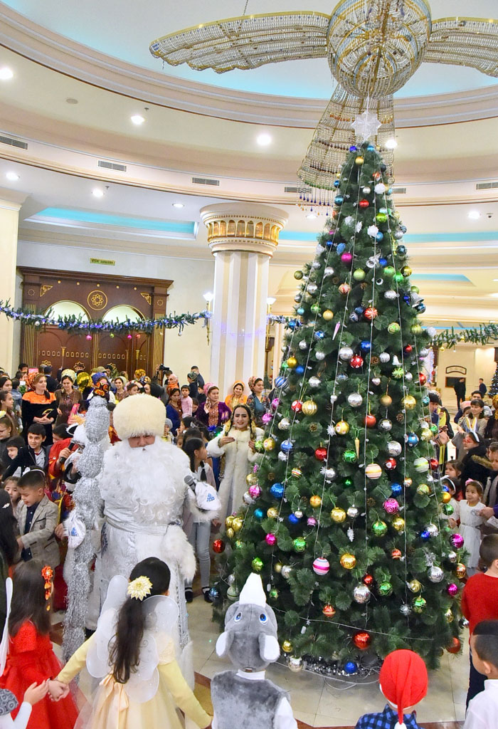 Gurjak teatry ýaşajyk tomaşaçylara gyzykly täze ýyl ertekisini sowgat etdi
