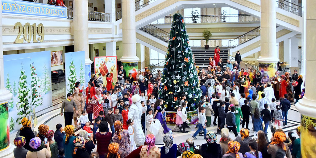 Alp Arslan adyndaky  drama teatry ýaşajyk tomaşaçylary  Täze  ýyl ertekisi bilen begendirdi