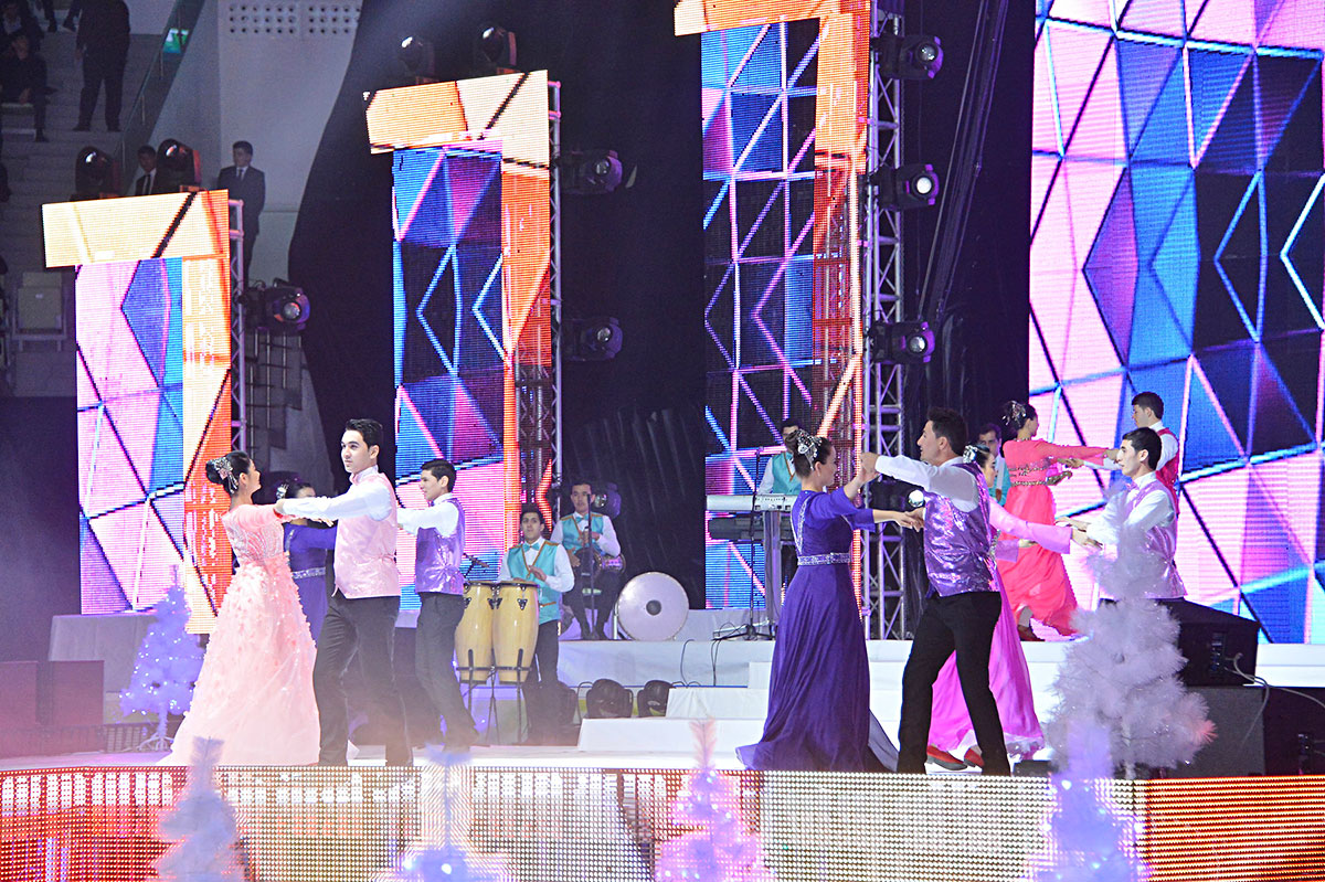 Celebrated singers and young performers perform at New Year concert