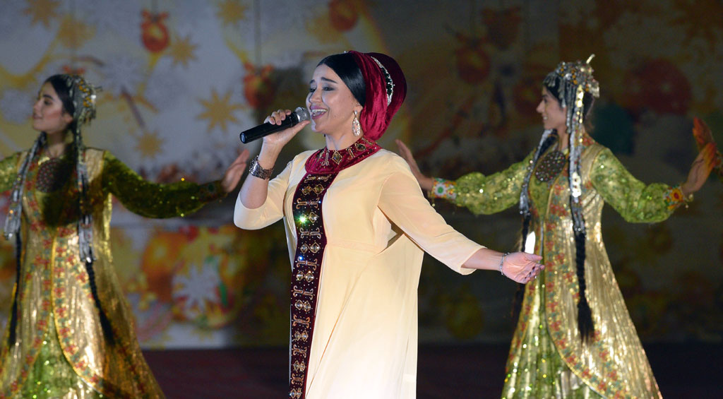 Türkmenistanlylar 2019-njy ýyly gülläp ösýän Watana buýsanç bilen garşyladylar 