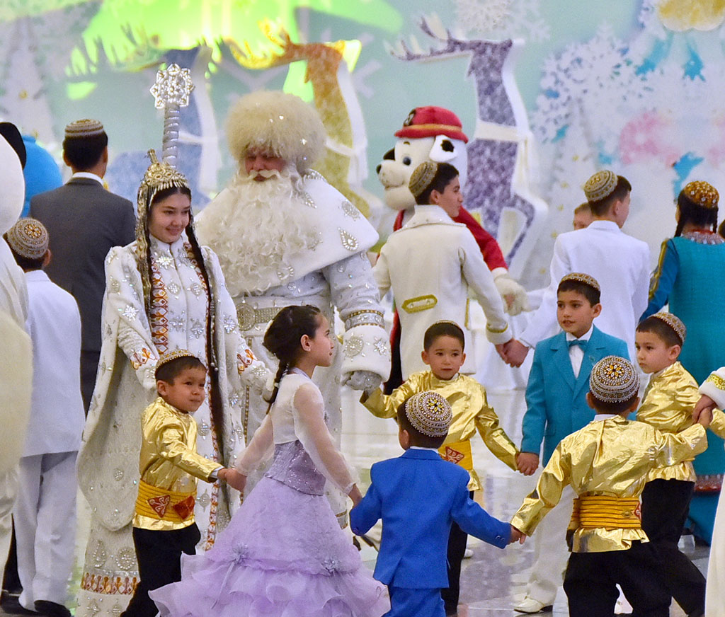 Children from Döwletliler Köşgi Palace presented New Year gifts 