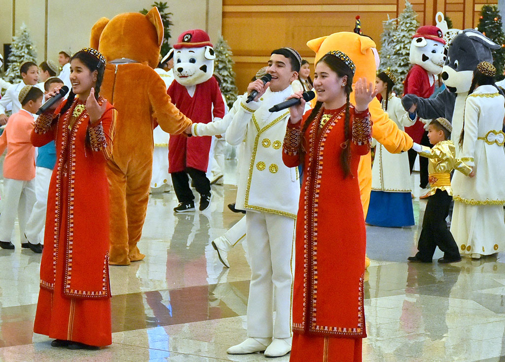 Children from Döwletliler Köşgi Palace presented New Year gifts 