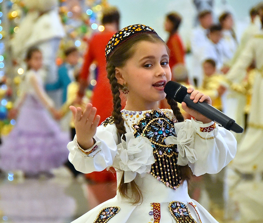 Children from Döwletliler Köşgi Palace presented New Year gifts 