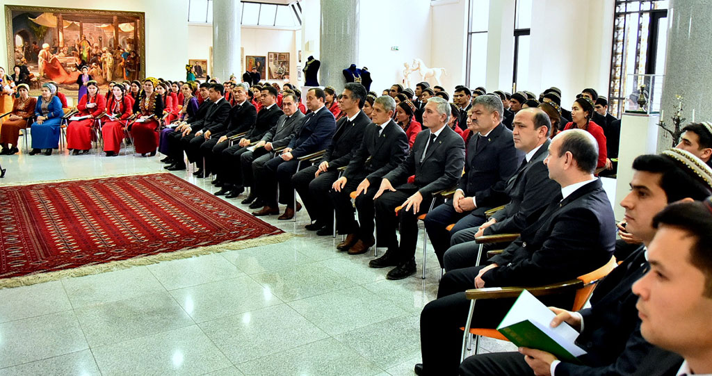 Participants of the conference in the State Art Academy of Turkmenistan look around the exhibition of young artists 