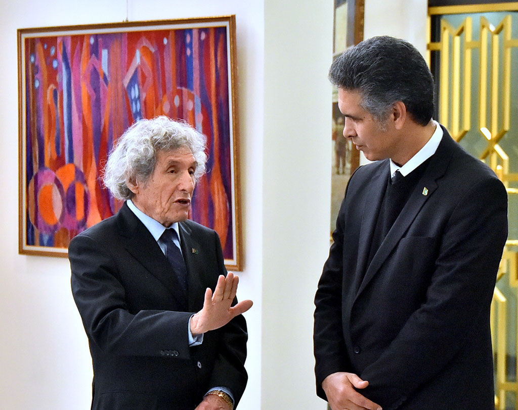 Participants of the conference in the State Art Academy of Turkmenistan look around the exhibition of young artists 