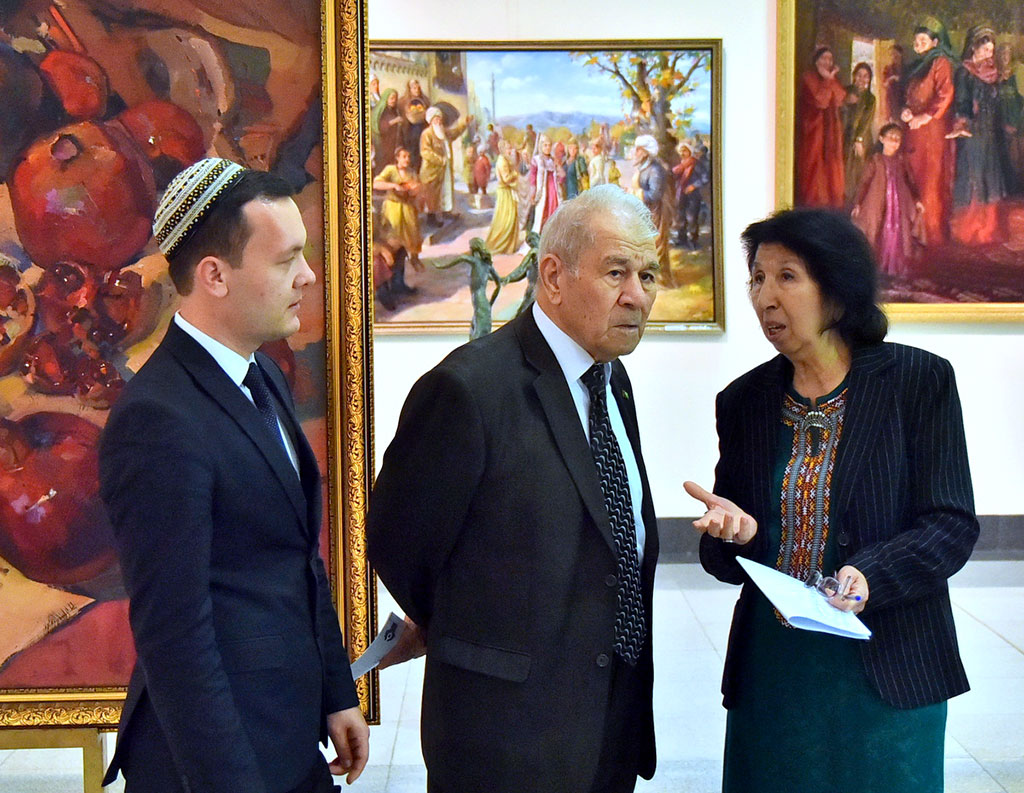 Participants of the conference in the State Art Academy of Turkmenistan look around the exhibition of young artists 