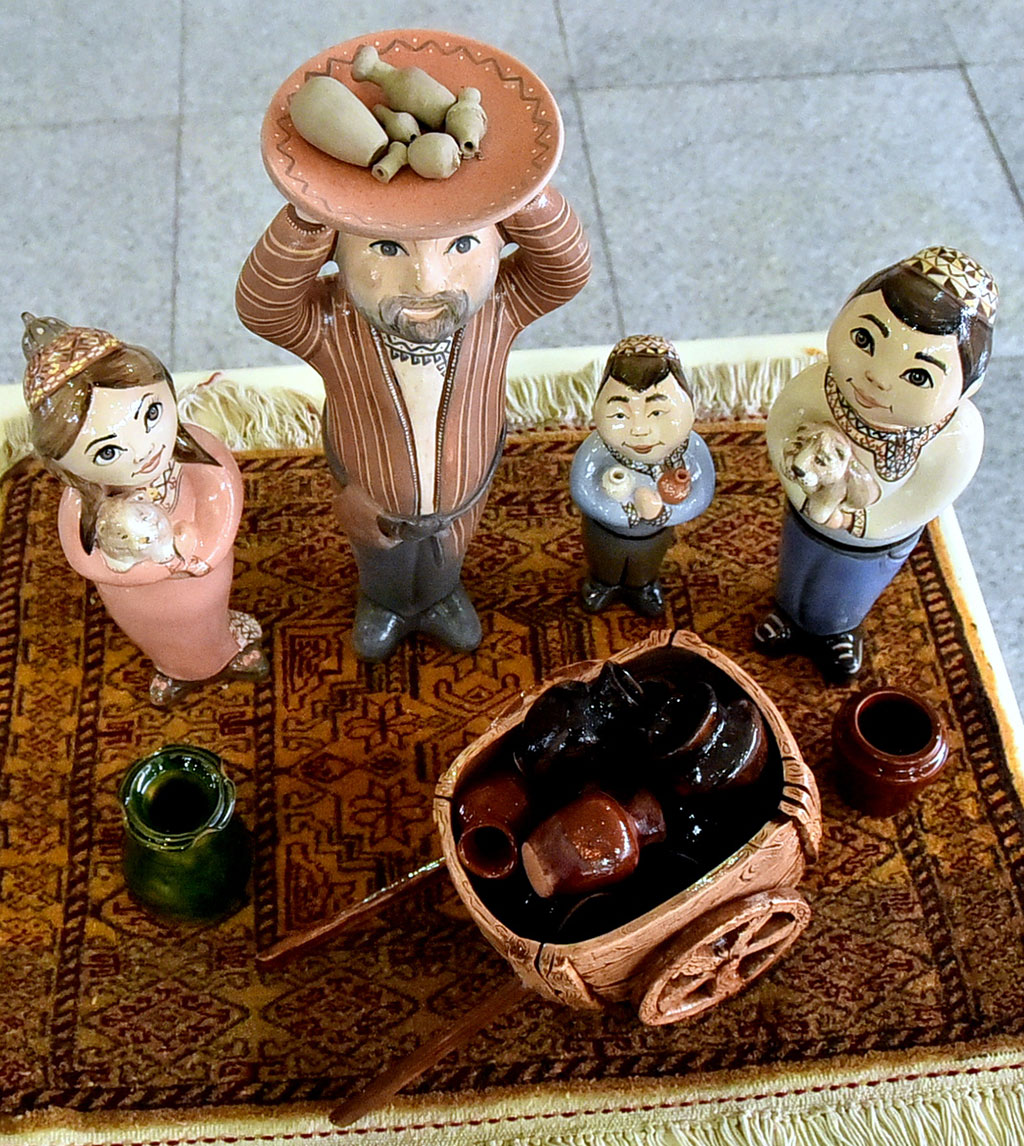 Participants of the conference in the State Art Academy of Turkmenistan look around the exhibition of young artists 