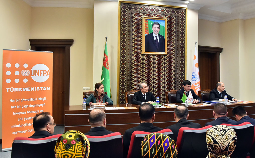 Representatives of Turkmenistan and UNFPA sign number of documents 