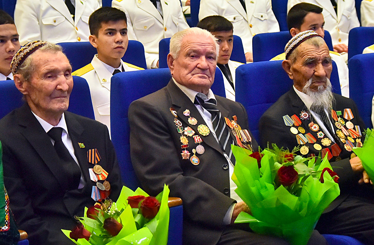 Türkmenistanda merdana Watan goragçylary sarpalanylýar