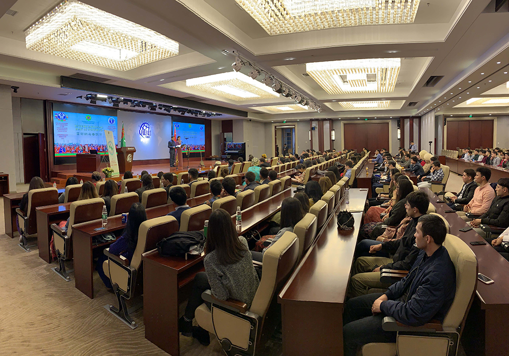 Туркменская дипмиссия в Пекине провела встречу в Университете международного бизнеса и экономики 