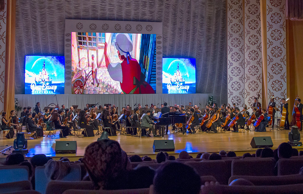 Оркестр под управлением Расула Клычева представил программу для юных меломанов 