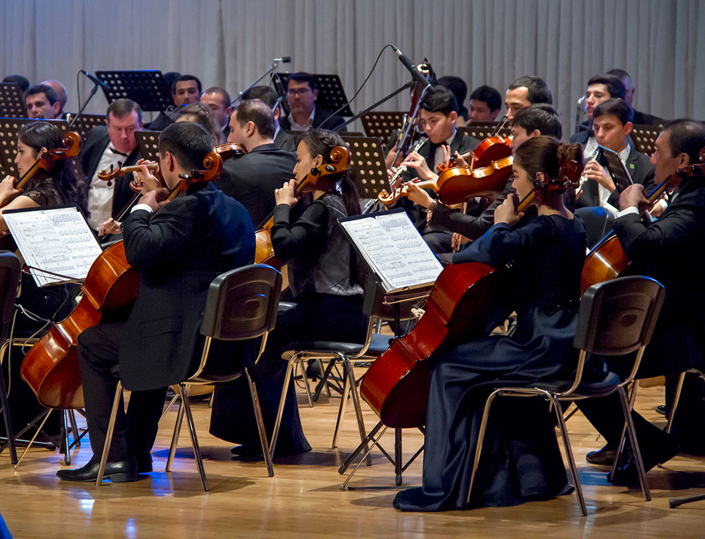 Оркестр под управлением Расула Клычева представил программу для юных меломанов 