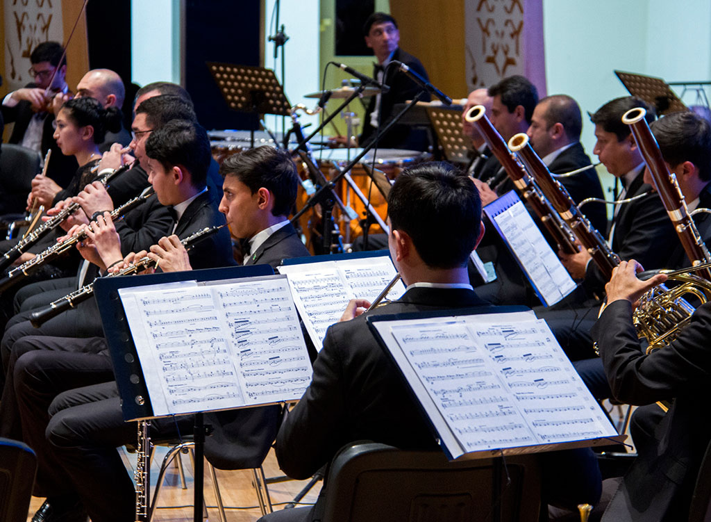 Оркестр под управлением Расула Клычева представил программу для юных меломанов 