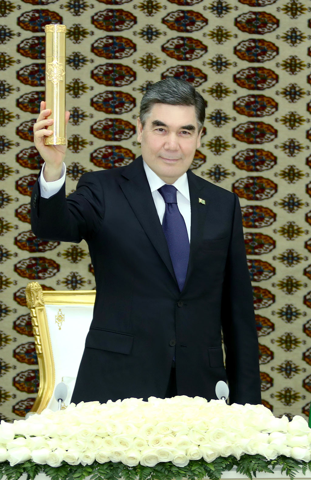 Hormatly Prezidentimiz Gurbanguly Berdimuhamedow  Ahal welaýatynyň dolandyryş merkeziniň  düýbüni tutmak dabarasyna gatnaşdy