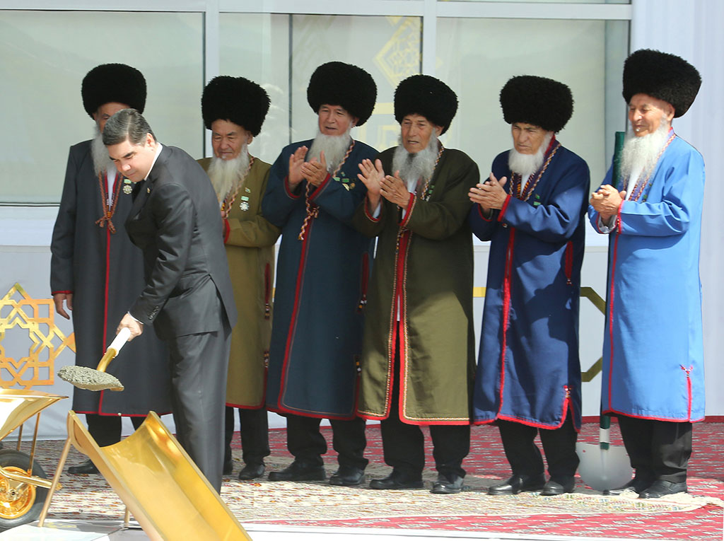 Hormatly Prezidentimiz Gurbanguly Berdimuhamedow  Ahal welaýatynyň dolandyryş merkeziniň  düýbüni tutmak dabarasyna gatnaşdy