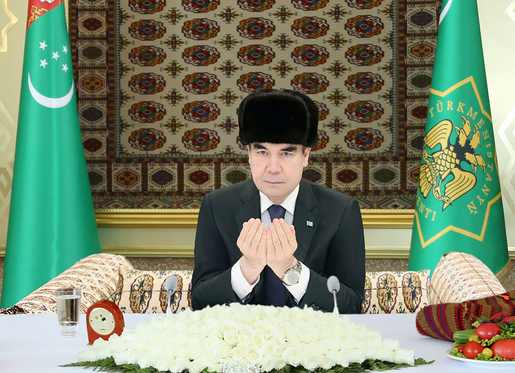 Hormatly Prezidentimiz Gurbanguly Berdimuhamedow  Ahal welaýatynyň dolandyryş merkeziniň  düýbüni tutmak dabarasyna gatnaşdy