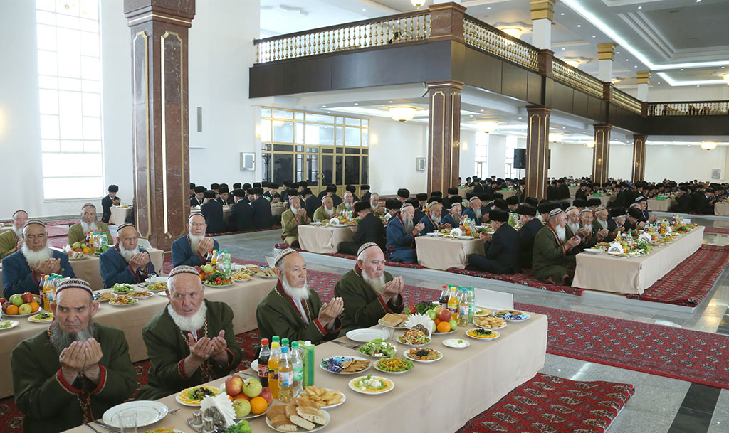 Hormatly Prezidentimiz Gurbanguly Berdimuhamedow  Ahal welaýatynyň dolandyryş merkeziniň  düýbüni tutmak dabarasyna gatnaşdy