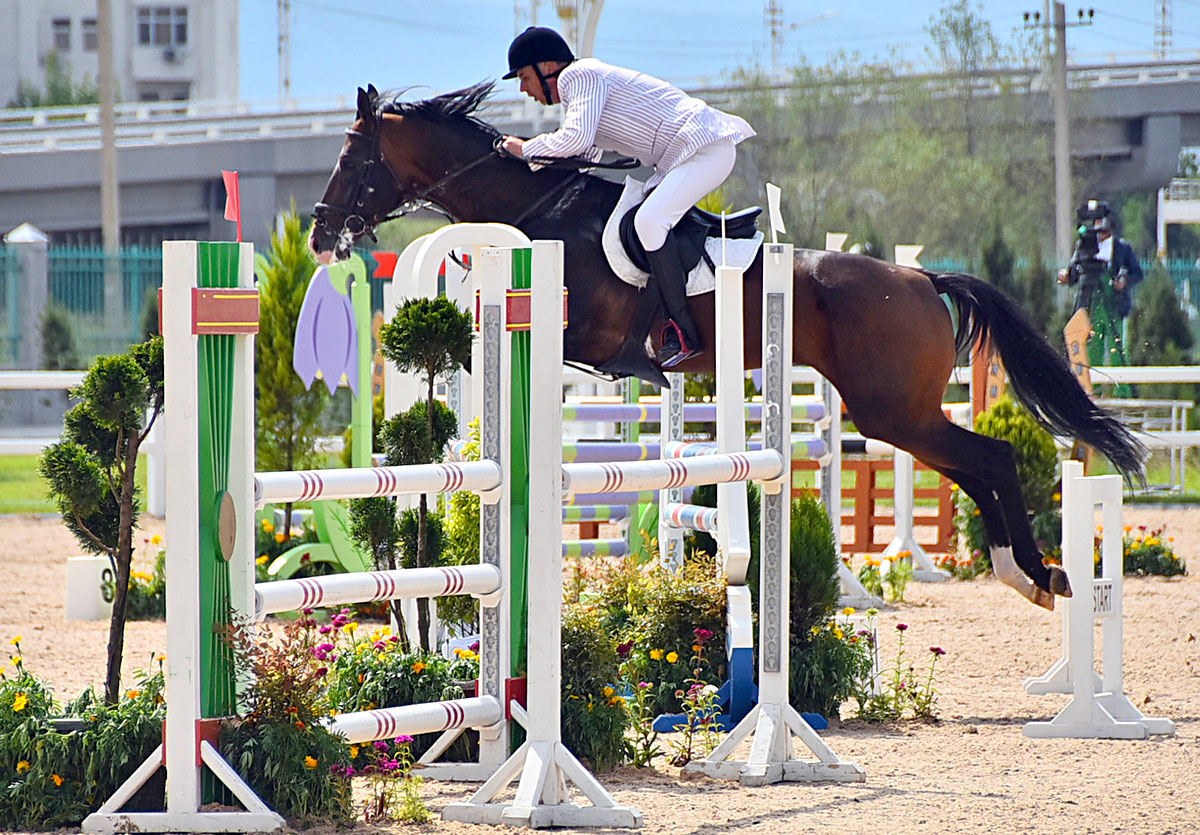 Best jockeys of the country take part in show jumping tournament