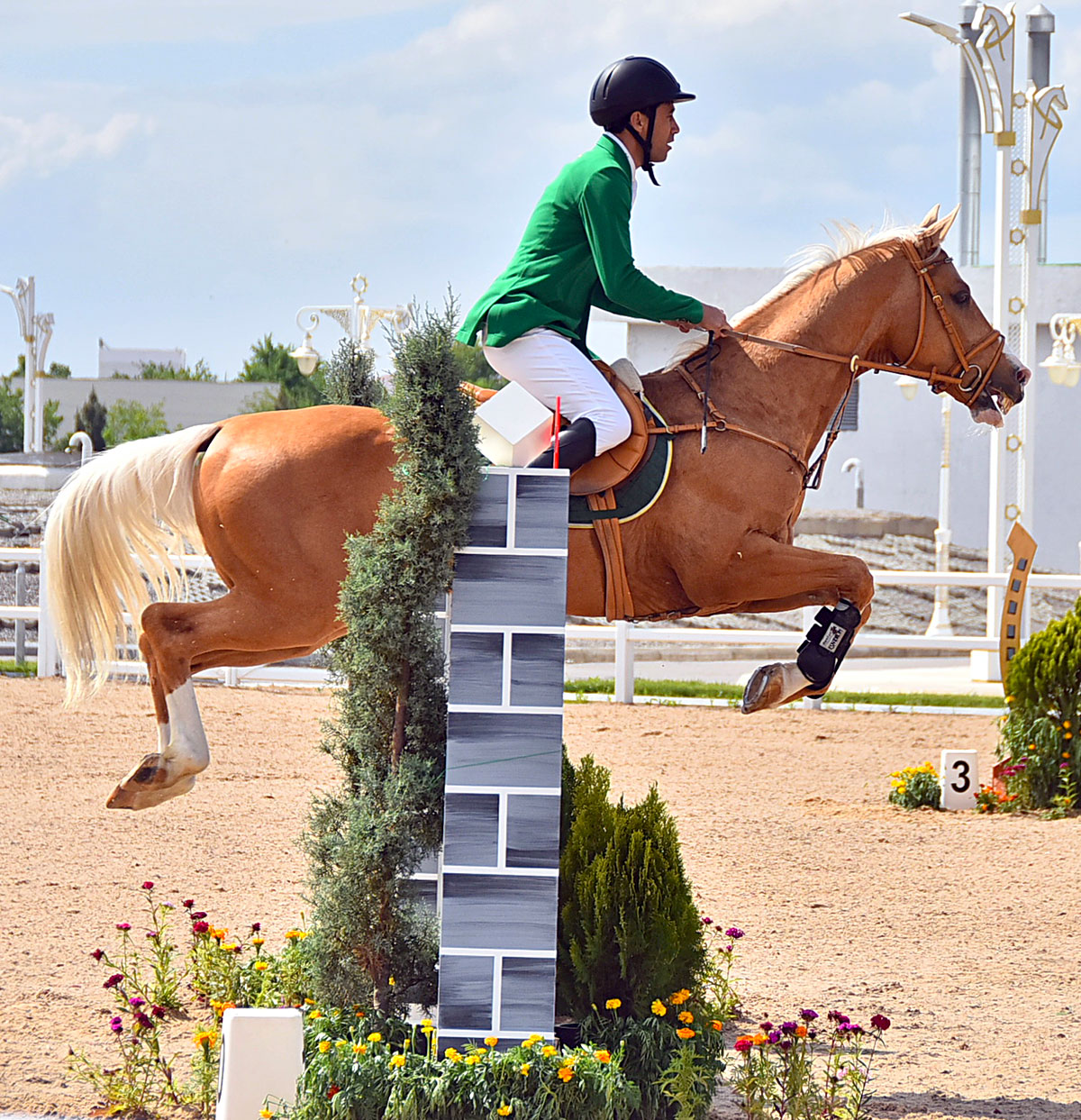 Best jockeys of the country take part in show jumping tournament