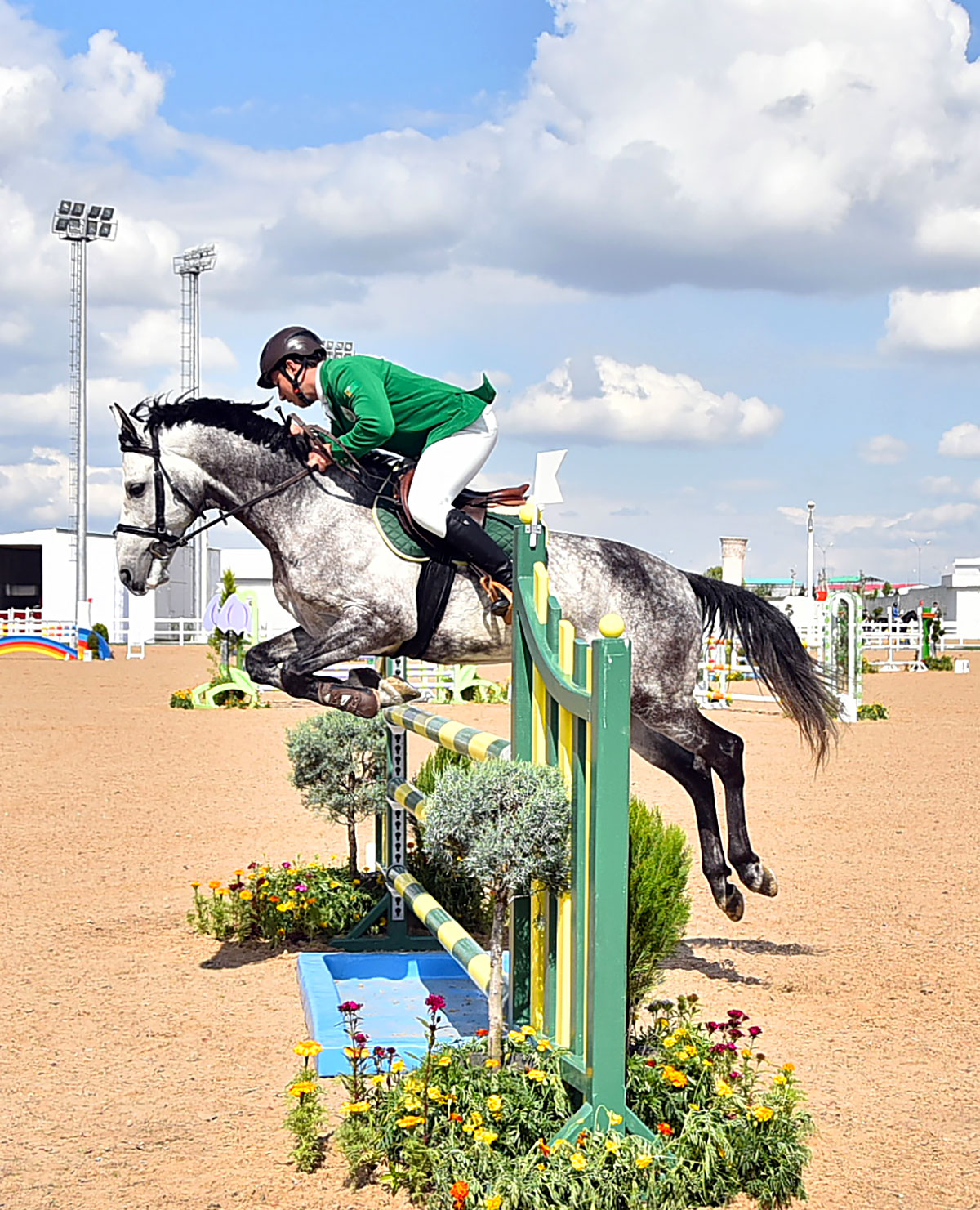 Best jockeys of the country take part in show jumping tournament