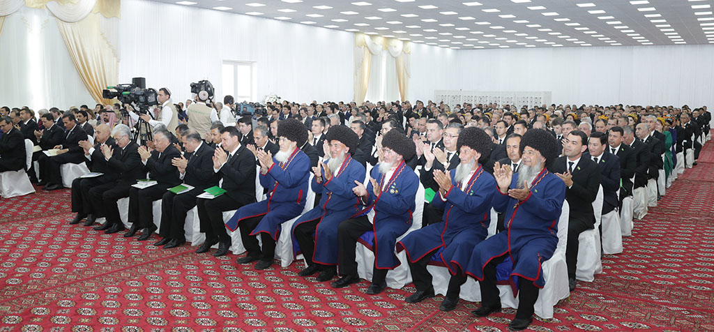 Hormatly Prezidentimiz Gurbanguly Berdimuhamedow «Altyn asyr» Türkmen kölüniň çäginde täze obanyň düýbüni tutmak dabarasyna gatnaşdy