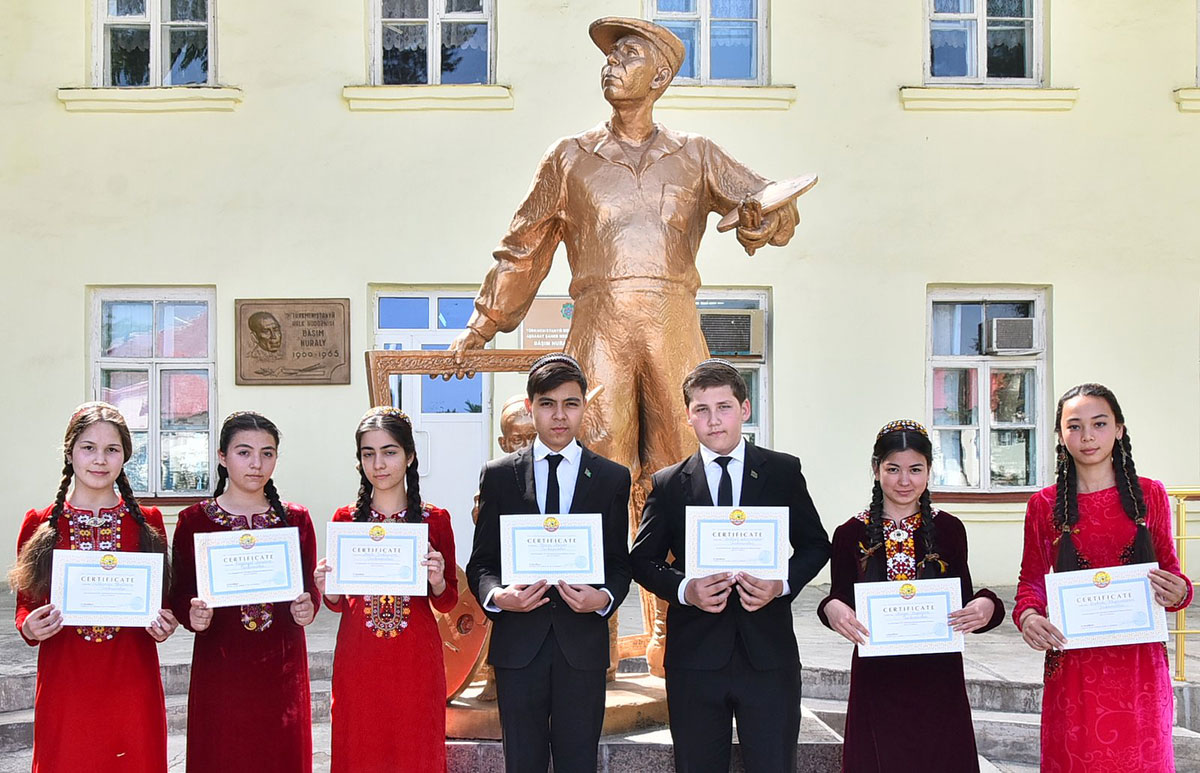 В художественной школе им. Бяшима Нурали состоялась выставка работ выпускников 
