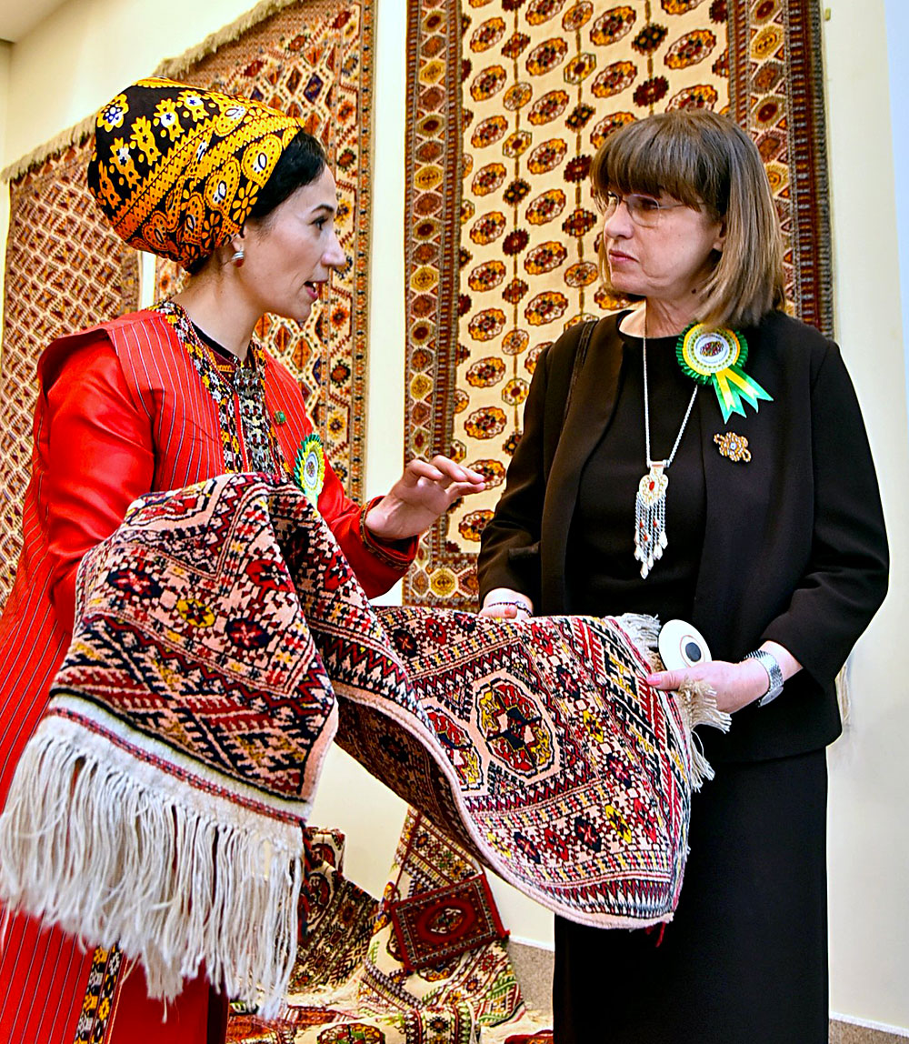 Turkmen Carpet Holiday is celebrated woth participation of foreign connoisseurs of ancient art