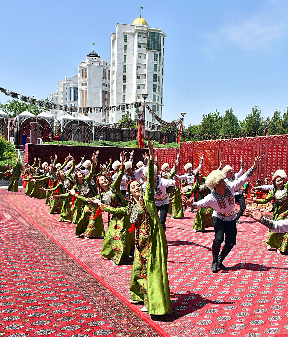 Turkmen Carpet Holiday is celebrated woth participation of foreign connoisseurs of ancient art