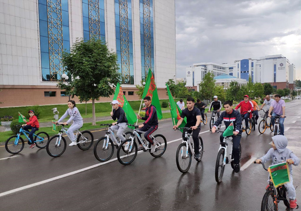 Turkmen diplomatic mission in Tashkent organized cycling race 