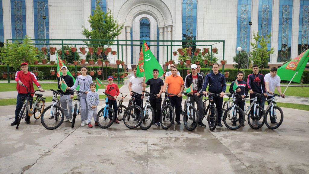 Turkmen diplomatic mission in Tashkent organized cycling race 