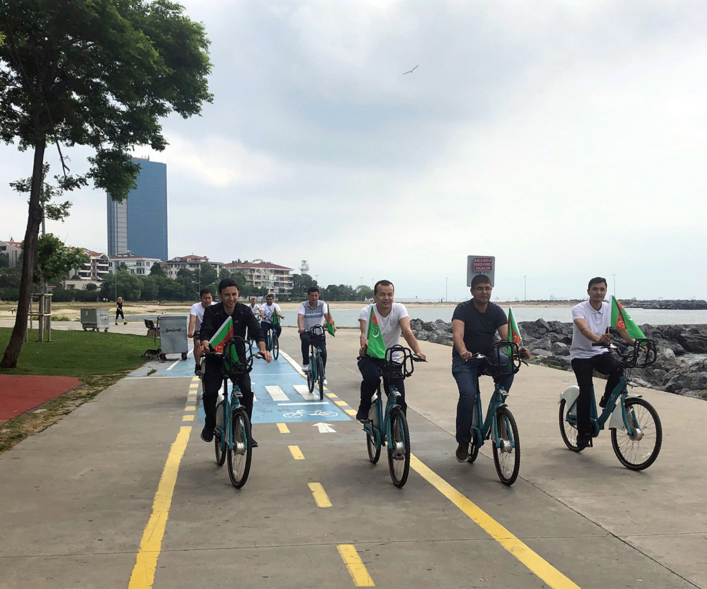 Turkmen diplomats organize bicycle races in Ankara and Istanbul