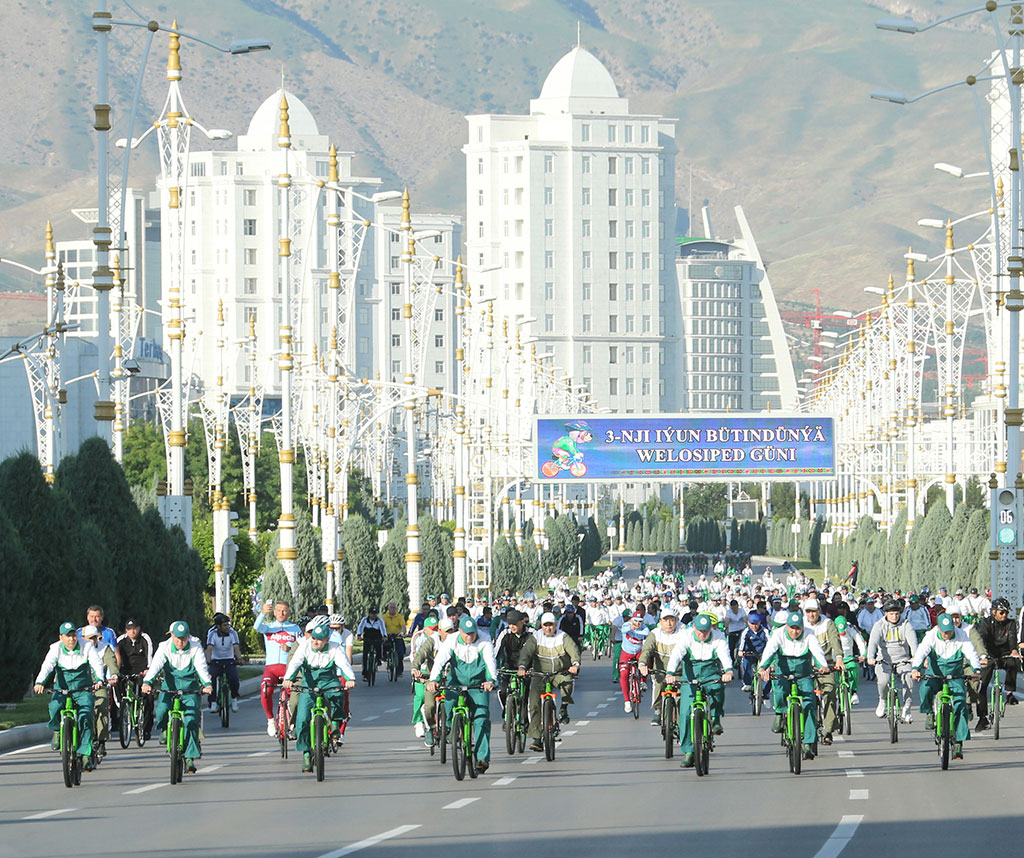 President Gurbanguly Berdimuhamedov participates in mass cycling race 