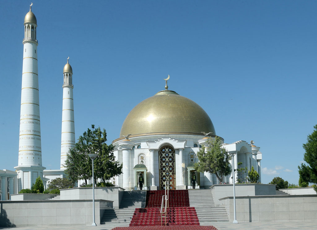 Turkmen leader gives traditional food donation 