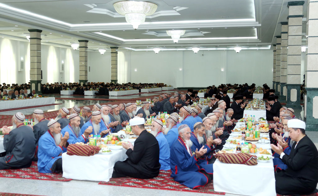 Turkmen leader gives traditional food donation 