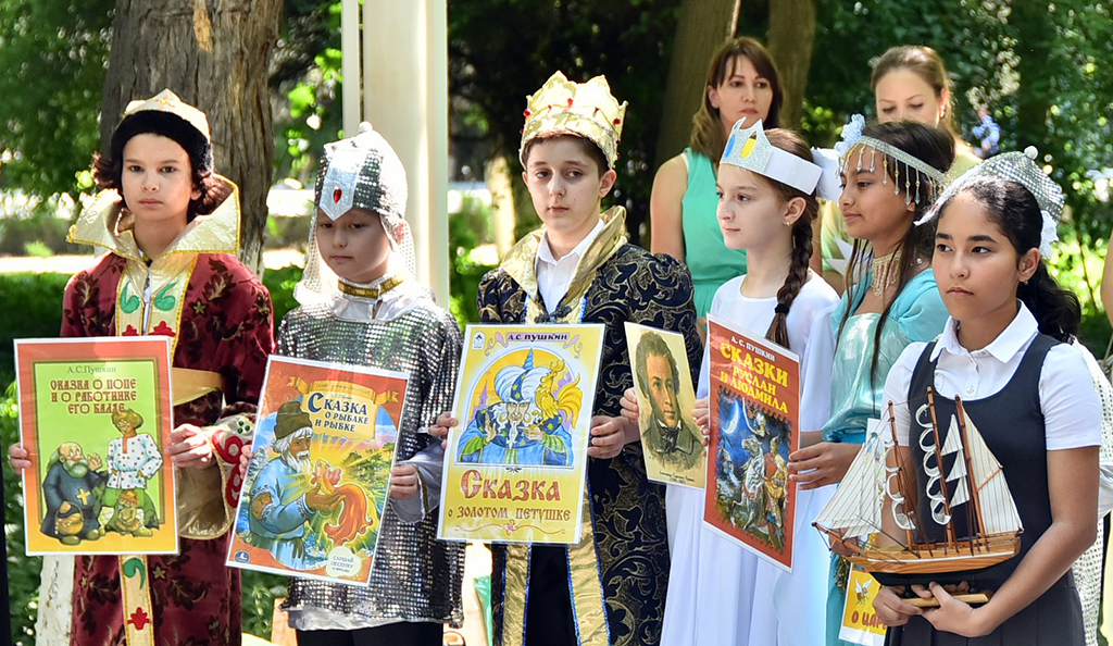 Aşgabatda Aleksandr Puşkiniň doglan gününiň 220 ýyllygy bellenildi