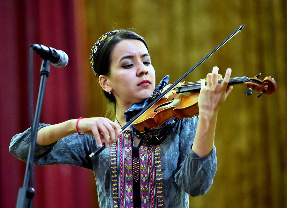 Nikolaý Amiýansyň okuwçylary Ussadyň doglan gününiň 85 ýyllygyna bagyşlap konsert berdiler