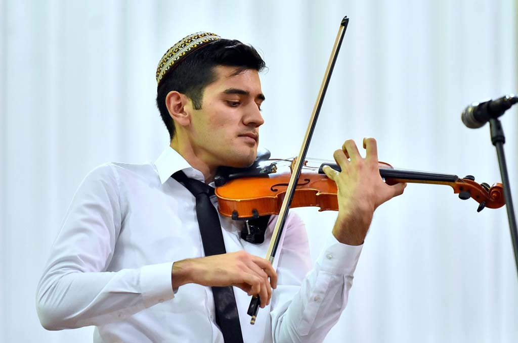 Nikolaý Amiýansyň okuwçylary Ussadyň doglan gününiň 85 ýyllygyna bagyşlap konsert berdiler