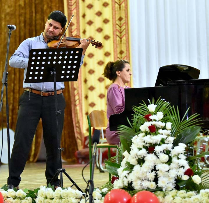 Nikolaý Amiýansyň okuwçylary Ussadyň doglan gününiň 85 ýyllygyna bagyşlap konsert berdiler