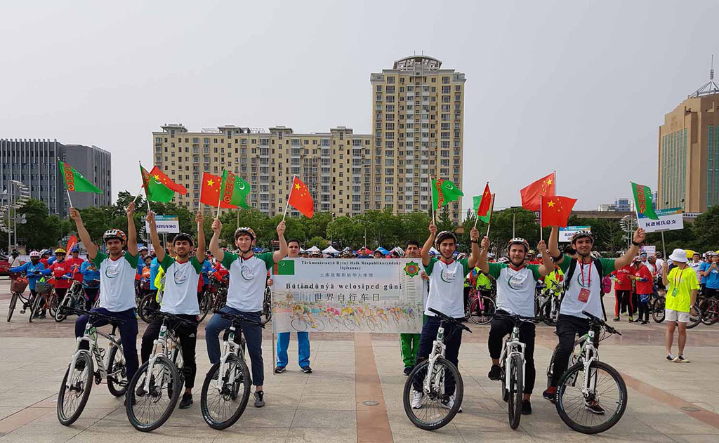 Turkmen diplomats and students take part in the 9th Beijing International Cycling Tour