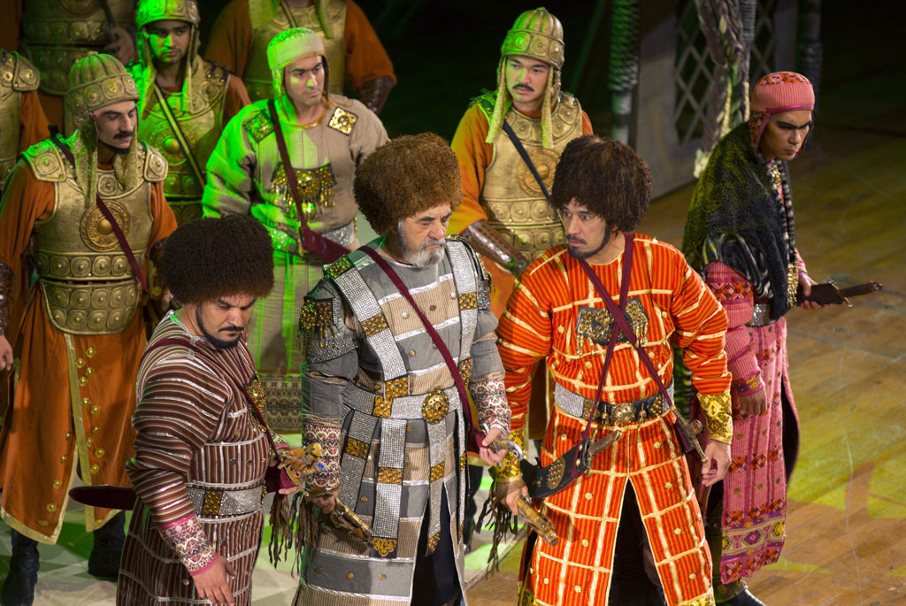 Культурную палитру дня украсил спектакль Музыкально-драматического театра имени Махтумкули - «Бинят» 