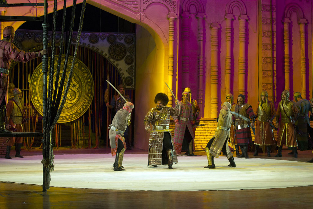 Культурную палитру дня украсил спектакль Музыкально-драматического театра имени Махтумкули - «Бинят» 