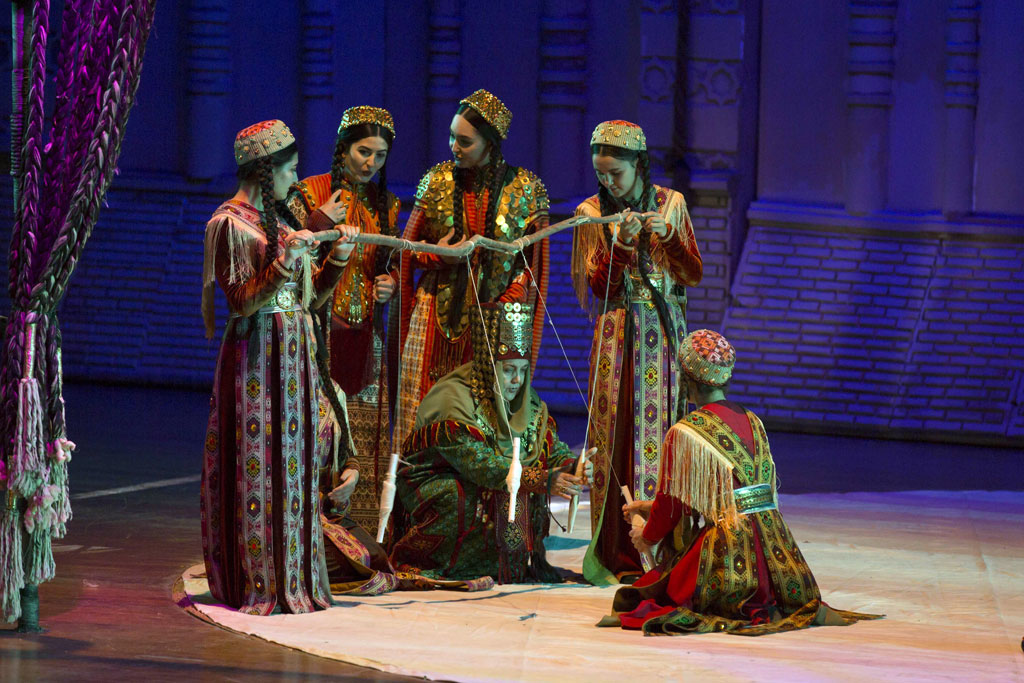 Культурную палитру дня украсил спектакль Музыкально-драматического театра имени Махтумкули - «Бинят» 