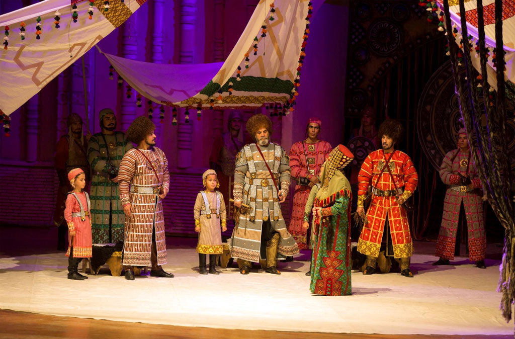 Культурную палитру дня украсил спектакль Музыкально-драматического театра имени Махтумкули - «Бинят» 