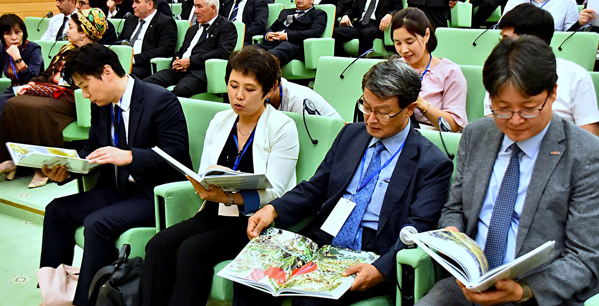 The 11th volume of encyclopaedia of medicinal flora is presented to the public