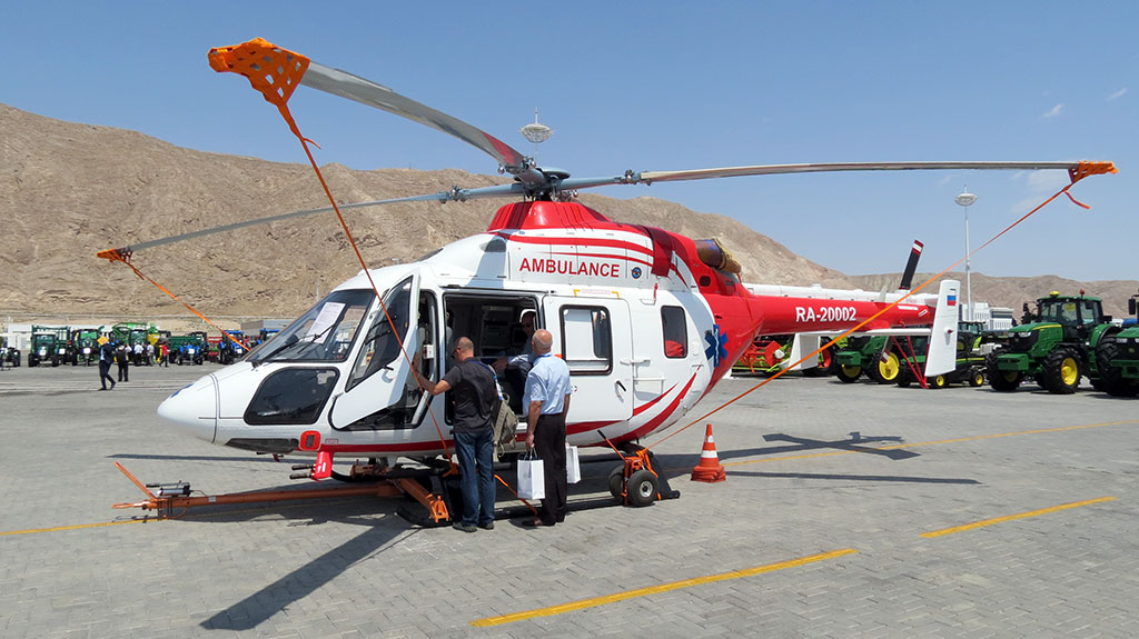 Türkmenistanyň Prezidenti we belent mertebeli myhmanlar innowasiýalar hem-de awtomobil sergisine baryp gördüler