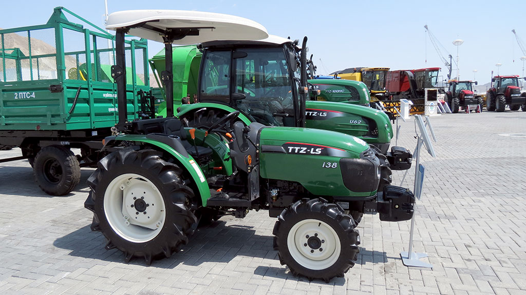 Türkmenistanyň Prezidenti we belent mertebeli myhmanlar innowasiýalar hem-de awtomobil sergisine baryp gördüler